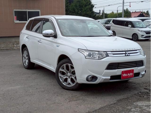 アウトランダーＰＨＥＶ Ｇナビパッケージ　４ＷＤ　メモリーナビ　リアカメラ　フルセグ　スマートキー　ＨＩＤヘッドライト　衝突軽減ブレーキ　シートヒーター　クルコン　Ｂｌｕｅｔｏｏｔｈ　純正１８インチアルミ　ＥＴＣ（2枚目）