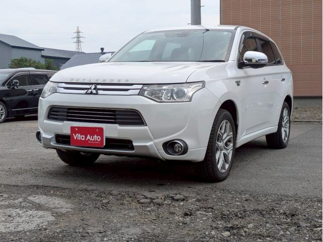 アウトランダーＰＨＥＶ Ｇナビパッケージ　４ＷＤ　メモリーナビ　リアカメラ　フルセグ　スマートキー　ＨＩＤヘッドライト　衝突軽減ブレーキ　シートヒーター　クルコン　Ｂｌｕｅｔｏｏｔｈ　純正１８インチアルミ　ＥＴＣ（5枚目）