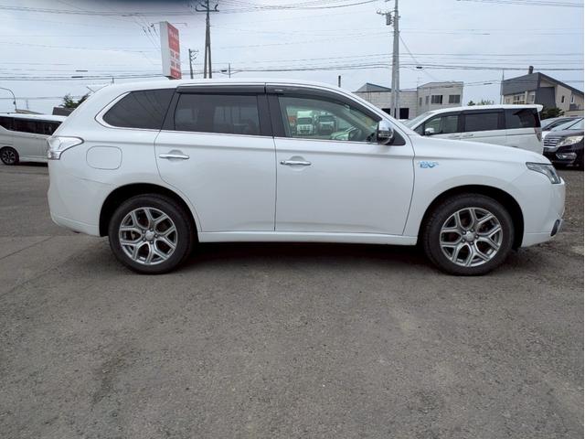 アウトランダーＰＨＥＶ Ｇナビパッケージ　４ＷＤ　メモリーナビ　リアカメラ　フルセグ　スマートキー　ＨＩＤヘッドライト　衝突軽減ブレーキ　シートヒーター　クルコン　Ｂｌｕｅｔｏｏｔｈ　純正１８インチアルミ　ＥＴＣ（7枚目）