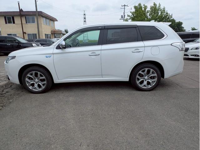 アウトランダーＰＨＥＶ Ｇナビパッケージ　４ＷＤ　メモリーナビ　リアカメラ　フルセグ　スマートキー　ＨＩＤヘッドライト　衝突軽減ブレーキ　シートヒーター　クルコン　Ｂｌｕｅｔｏｏｔｈ　純正１８インチアルミ　ＥＴＣ（8枚目）