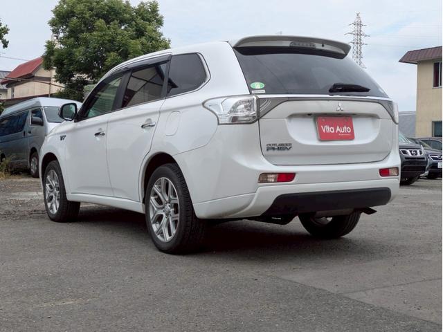 アウトランダーＰＨＥＶ Ｇナビパッケージ　４ＷＤ　メモリーナビ　リアカメラ　フルセグ　スマートキー　ＨＩＤヘッドライト　衝突軽減ブレーキ　シートヒーター　クルコン　Ｂｌｕｅｔｏｏｔｈ　純正１８インチアルミ　ＥＴＣ（9枚目）
