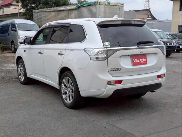 アウトランダーＰＨＥＶ Ｇナビパッケージ　４ＷＤ　メモリーナビ　リアカメラ　フルセグ　スマートキー　ＨＩＤヘッドライト　衝突軽減ブレーキ　シートヒーター　クルコン　Ｂｌｕｅｔｏｏｔｈ　純正１８インチアルミ　ＥＴＣ（10枚目）