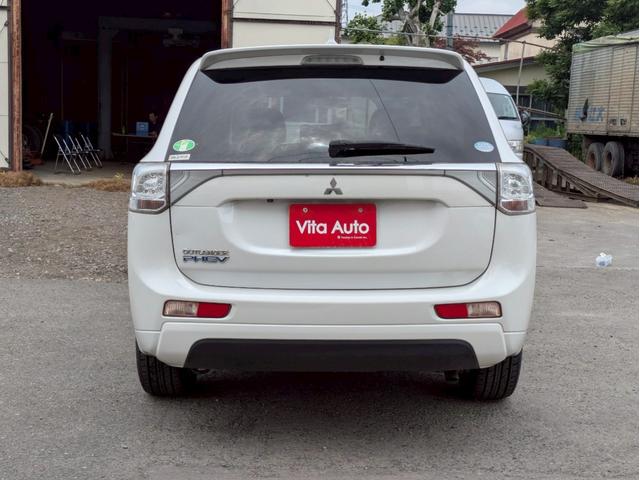 アウトランダーＰＨＥＶ Ｇナビパッケージ　４ＷＤ　メモリーナビ　リアカメラ　フルセグ　スマートキー　ＨＩＤヘッドライト　衝突軽減ブレーキ　シートヒーター　クルコン　Ｂｌｕｅｔｏｏｔｈ　純正１８インチアルミ　ＥＴＣ（12枚目）