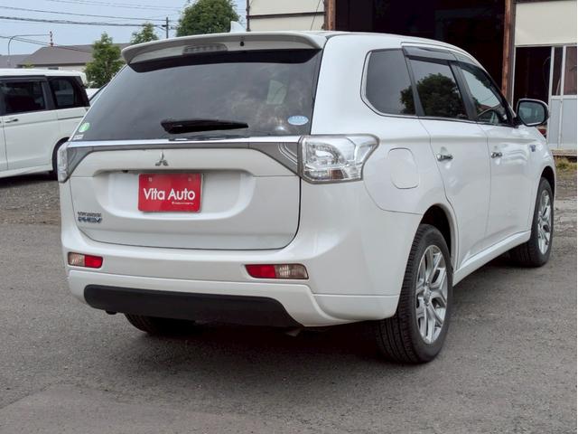 アウトランダーＰＨＥＶ Ｇナビパッケージ　４ＷＤ　メモリーナビ　リアカメラ　フルセグ　スマートキー　ＨＩＤヘッドライト　衝突軽減ブレーキ　シートヒーター　クルコン　Ｂｌｕｅｔｏｏｔｈ　純正１８インチアルミ　ＥＴＣ（14枚目）