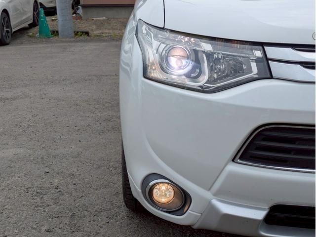 アウトランダーＰＨＥＶ Ｇナビパッケージ　４ＷＤ　メモリーナビ　リアカメラ　フルセグ　スマートキー　ＨＩＤヘッドライト　衝突軽減ブレーキ　シートヒーター　クルコン　Ｂｌｕｅｔｏｏｔｈ　純正１８インチアルミ　ＥＴＣ（17枚目）