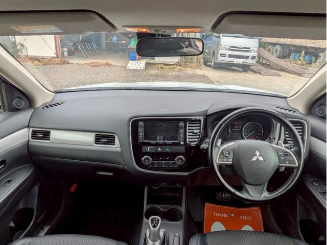 アウトランダーＰＨＥＶ Ｇナビパッケージ　４ＷＤ　メモリーナビ　リアカメラ　フルセグ　スマートキー　ＨＩＤヘッドライト　衝突軽減ブレーキ　シートヒーター　クルコン　Ｂｌｕｅｔｏｏｔｈ　純正１８インチアルミ　ＥＴＣ（18枚目）