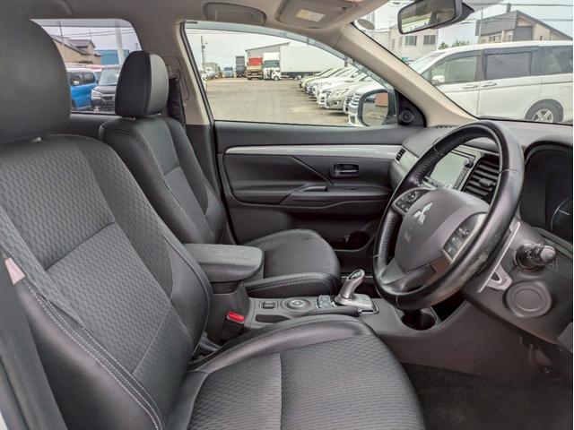 アウトランダーＰＨＥＶ Ｇナビパッケージ　４ＷＤ　メモリーナビ　リアカメラ　フルセグ　スマートキー　ＨＩＤヘッドライト　衝突軽減ブレーキ　シートヒーター　クルコン　Ｂｌｕｅｔｏｏｔｈ　純正１８インチアルミ　ＥＴＣ（40枚目）