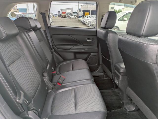 アウトランダーＰＨＥＶ Ｇナビパッケージ　４ＷＤ　メモリーナビ　リアカメラ　フルセグ　スマートキー　ＨＩＤヘッドライト　衝突軽減ブレーキ　シートヒーター　クルコン　Ｂｌｕｅｔｏｏｔｈ　純正１８インチアルミ　ＥＴＣ（42枚目）