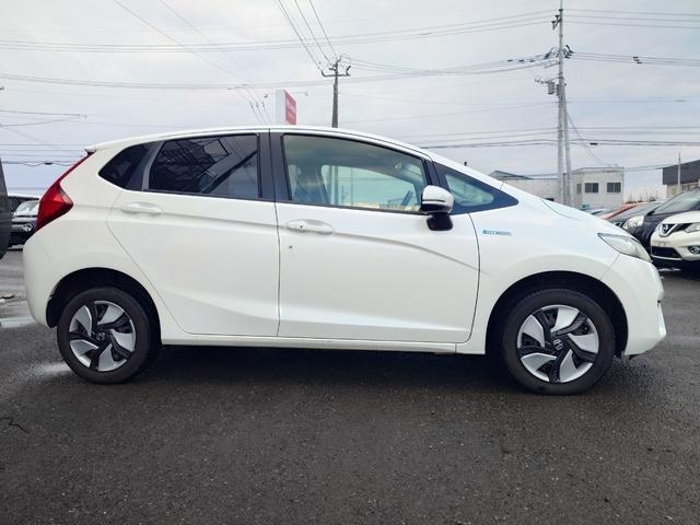 フィットハイブリッド Ｌパッケージ　４ＷＤ　メモリーナビ　ワンセグＴＶ　スマートキー　衝突軽減ブレーキ　Ｂｌｕｅｔｏｏｔｈ　クルコン　純正１５インチ鉄　ＥＴＣ（8枚目）