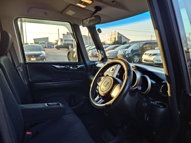 Ｎ－ＢＯＸカスタム Ｇ・Ｌパッケージ　４ＷＤ　スマートキー　ＨＩＤヘッドライト　片側パワスラ　純正１４インチアルミ（33枚目）