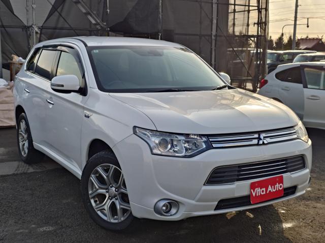 アウトランダーＰＨＥＶ Ｇナビパッケージ　４ＷＤ　ＳＤナビ　フルセグＴＶ　リアカメラ　スマートキー　ＨＩＤヘッドライト　衝突軽減ブレーキ　シートヒーター　Ｂｌｕｅｔｏｏｔｈ　クルコン　純正１８インチアルミ　ＥＴＣ（2枚目）