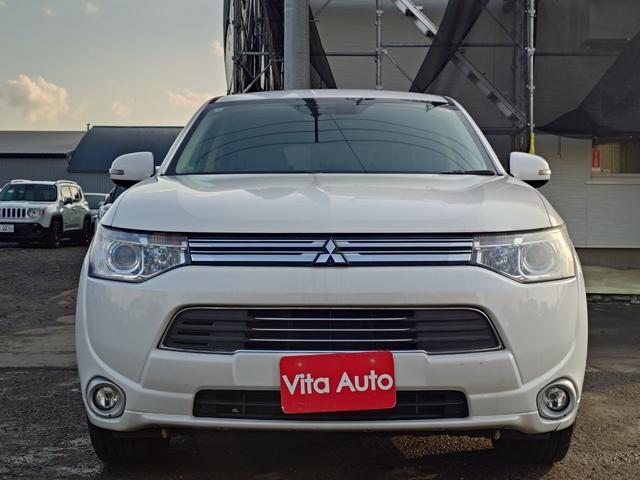 アウトランダーＰＨＥＶ Ｇナビパッケージ　４ＷＤ　ＳＤナビ　フルセグＴＶ　リアカメラ　スマートキー　ＨＩＤヘッドライト　衝突軽減ブレーキ　シートヒーター　Ｂｌｕｅｔｏｏｔｈ　クルコン　純正１８インチアルミ　ＥＴＣ（3枚目）