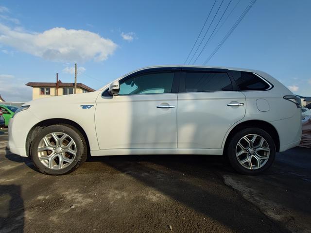 アウトランダーＰＨＥＶ Ｇナビパッケージ　４ＷＤ　ＳＤナビ　フルセグＴＶ　リアカメラ　スマートキー　ＨＩＤヘッドライト　衝突軽減ブレーキ　シートヒーター　Ｂｌｕｅｔｏｏｔｈ　クルコン　純正１８インチアルミ　ＥＴＣ（7枚目）