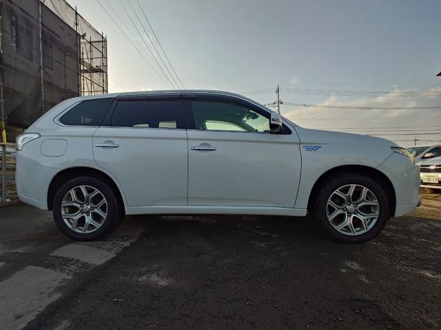 アウトランダーＰＨＥＶ Ｇナビパッケージ　４ＷＤ　ＳＤナビ　フルセグＴＶ　リアカメラ　スマートキー　ＨＩＤヘッドライト　衝突軽減ブレーキ　シートヒーター　Ｂｌｕｅｔｏｏｔｈ　クルコン　純正１８インチアルミ　ＥＴＣ（8枚目）