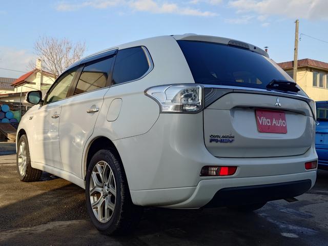 アウトランダーＰＨＥＶ Ｇナビパッケージ　４ＷＤ　ＳＤナビ　フルセグＴＶ　リアカメラ　スマートキー　ＨＩＤヘッドライト　衝突軽減ブレーキ　シートヒーター　Ｂｌｕｅｔｏｏｔｈ　クルコン　純正１８インチアルミ　ＥＴＣ（9枚目）