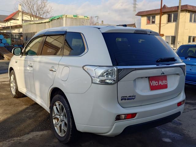 アウトランダーＰＨＥＶ Ｇナビパッケージ　４ＷＤ　ＳＤナビ　フルセグＴＶ　リアカメラ　スマートキー　ＨＩＤヘッドライト　衝突軽減ブレーキ　シートヒーター　Ｂｌｕｅｔｏｏｔｈ　クルコン　純正１８インチアルミ　ＥＴＣ（10枚目）