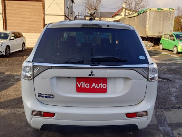 アウトランダーＰＨＥＶ Ｇナビパッケージ　４ＷＤ　ＳＤナビ　フルセグＴＶ　リアカメラ　スマートキー　ＨＩＤヘッドライト　衝突軽減ブレーキ　シートヒーター　Ｂｌｕｅｔｏｏｔｈ　クルコン　純正１８インチアルミ　ＥＴＣ（12枚目）