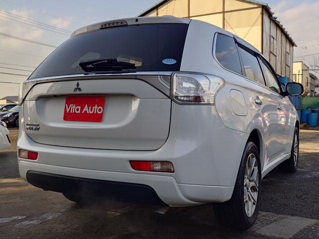 アウトランダーＰＨＥＶ Ｇナビパッケージ　４ＷＤ　ＳＤナビ　フルセグＴＶ　リアカメラ　スマートキー　ＨＩＤヘッドライト　衝突軽減ブレーキ　シートヒーター　Ｂｌｕｅｔｏｏｔｈ　クルコン　純正１８インチアルミ　ＥＴＣ（13枚目）