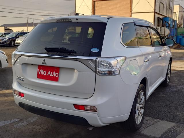 アウトランダーＰＨＥＶ Ｇナビパッケージ　４ＷＤ　ＳＤナビ　フルセグＴＶ　リアカメラ　スマートキー　ＨＩＤヘッドライト　衝突軽減ブレーキ　シートヒーター　Ｂｌｕｅｔｏｏｔｈ　クルコン　純正１８インチアルミ　ＥＴＣ（14枚目）