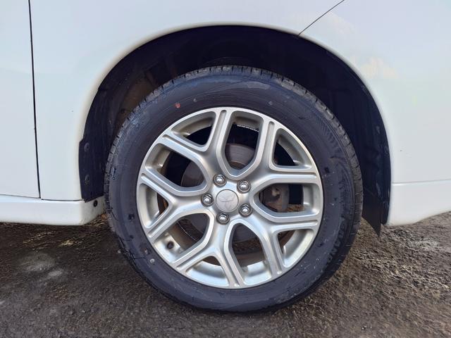 アウトランダーＰＨＥＶ Ｇナビパッケージ　４ＷＤ　ＳＤナビ　フルセグＴＶ　リアカメラ　スマートキー　ＨＩＤヘッドライト　衝突軽減ブレーキ　シートヒーター　Ｂｌｕｅｔｏｏｔｈ　クルコン　純正１８インチアルミ　ＥＴＣ（16枚目）