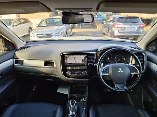 アウトランダーＰＨＥＶ Ｇナビパッケージ　４ＷＤ　ＳＤナビ　フルセグＴＶ　リアカメラ　スマートキー　ＨＩＤヘッドライト　衝突軽減ブレーキ　シートヒーター　Ｂｌｕｅｔｏｏｔｈ　クルコン　純正１８インチアルミ　ＥＴＣ（18枚目）