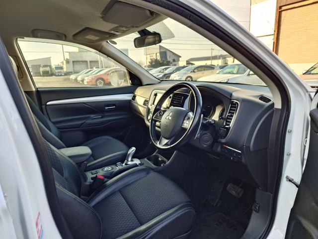 アウトランダーＰＨＥＶ Ｇナビパッケージ　４ＷＤ　ＳＤナビ　フルセグＴＶ　リアカメラ　スマートキー　ＨＩＤヘッドライト　衝突軽減ブレーキ　シートヒーター　Ｂｌｕｅｔｏｏｔｈ　クルコン　純正１８インチアルミ　ＥＴＣ（40枚目）