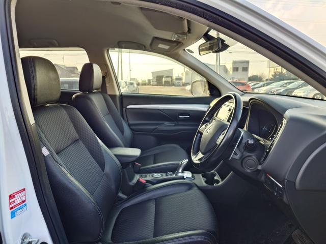 アウトランダーＰＨＥＶ Ｇナビパッケージ　４ＷＤ　ＳＤナビ　フルセグＴＶ　リアカメラ　スマートキー　ＨＩＤヘッドライト　衝突軽減ブレーキ　シートヒーター　Ｂｌｕｅｔｏｏｔｈ　クルコン　純正１８インチアルミ　ＥＴＣ（41枚目）