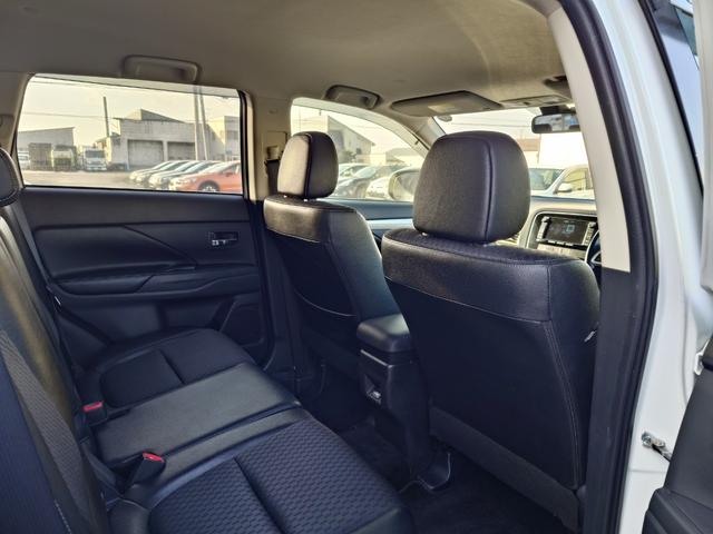 アウトランダーＰＨＥＶ Ｇナビパッケージ　４ＷＤ　ＳＤナビ　フルセグＴＶ　リアカメラ　スマートキー　ＨＩＤヘッドライト　衝突軽減ブレーキ　シートヒーター　Ｂｌｕｅｔｏｏｔｈ　クルコン　純正１８インチアルミ　ＥＴＣ（43枚目）
