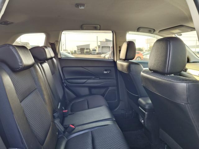 アウトランダーＰＨＥＶ Ｇナビパッケージ　４ＷＤ　ＳＤナビ　フルセグＴＶ　リアカメラ　スマートキー　ＨＩＤヘッドライト　衝突軽減ブレーキ　シートヒーター　Ｂｌｕｅｔｏｏｔｈ　クルコン　純正１８インチアルミ　ＥＴＣ（44枚目）