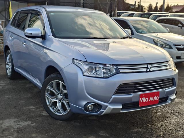 アウトランダーＰＨＥＶ Ｇナビパッケージ　４ＷＤ　ＳＤナビ　フルセグＴＶ　リアカメラ　スマートキー　ＨＩＤヘッドライト　衝突軽減ブレーキ　シートヒーター　Ｂｌｕｅｔｏｏｔｈ　クルコン　純正１８インチアルミ　ＥＴＣ（2枚目）