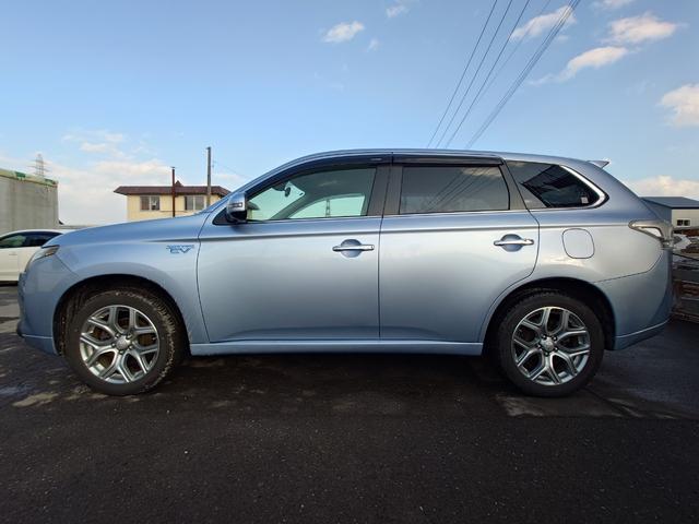 アウトランダーＰＨＥＶ Ｇナビパッケージ　４ＷＤ　ＳＤナビ　フルセグＴＶ　リアカメラ　スマートキー　ＨＩＤヘッドライト　衝突軽減ブレーキ　シートヒーター　Ｂｌｕｅｔｏｏｔｈ　クルコン　純正１８インチアルミ　ＥＴＣ（7枚目）