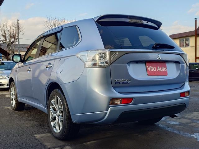 アウトランダーＰＨＥＶ Ｇナビパッケージ　４ＷＤ　ＳＤナビ　フルセグＴＶ　リアカメラ　スマートキー　ＨＩＤヘッドライト　衝突軽減ブレーキ　シートヒーター　Ｂｌｕｅｔｏｏｔｈ　クルコン　純正１８インチアルミ　ＥＴＣ（9枚目）