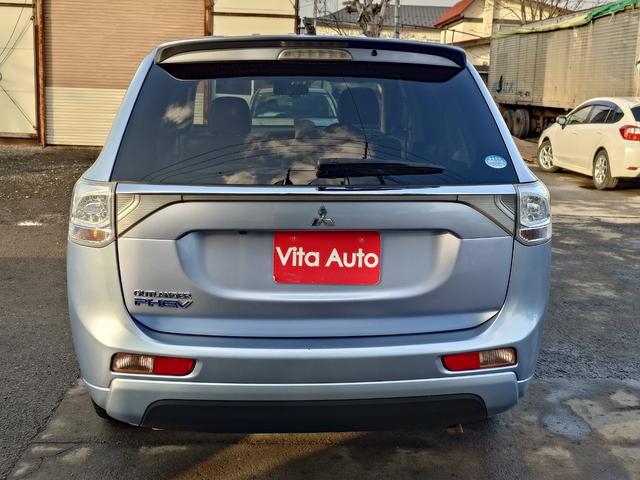 アウトランダーＰＨＥＶ Ｇナビパッケージ　４ＷＤ　ＳＤナビ　フルセグＴＶ　リアカメラ　スマートキー　ＨＩＤヘッドライト　衝突軽減ブレーキ　シートヒーター　Ｂｌｕｅｔｏｏｔｈ　クルコン　純正１８インチアルミ　ＥＴＣ（12枚目）