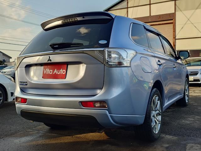 アウトランダーＰＨＥＶ Ｇナビパッケージ　４ＷＤ　ＳＤナビ　フルセグＴＶ　リアカメラ　スマートキー　ＨＩＤヘッドライト　衝突軽減ブレーキ　シートヒーター　Ｂｌｕｅｔｏｏｔｈ　クルコン　純正１８インチアルミ　ＥＴＣ（13枚目）