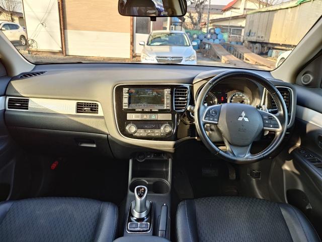 アウトランダーＰＨＥＶ Ｇナビパッケージ　４ＷＤ　ＳＤナビ　フルセグＴＶ　リアカメラ　スマートキー　ＨＩＤヘッドライト　衝突軽減ブレーキ　シートヒーター　Ｂｌｕｅｔｏｏｔｈ　クルコン　純正１８インチアルミ　ＥＴＣ（18枚目）