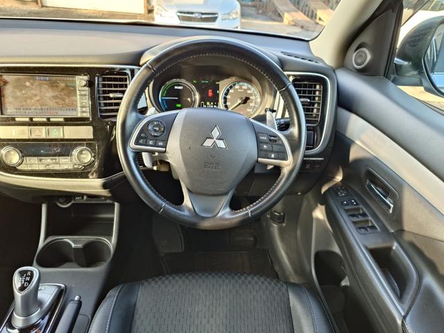 アウトランダーＰＨＥＶ Ｇナビパッケージ　４ＷＤ　ＳＤナビ　フルセグＴＶ　リアカメラ　スマートキー　ＨＩＤヘッドライト　衝突軽減ブレーキ　シートヒーター　Ｂｌｕｅｔｏｏｔｈ　クルコン　純正１８インチアルミ　ＥＴＣ（19枚目）