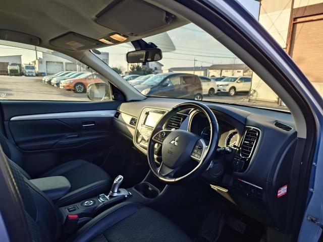 アウトランダーＰＨＥＶ Ｇナビパッケージ　４ＷＤ　ＳＤナビ　フルセグＴＶ　リアカメラ　スマートキー　ＨＩＤヘッドライト　衝突軽減ブレーキ　シートヒーター　Ｂｌｕｅｔｏｏｔｈ　クルコン　純正１８インチアルミ　ＥＴＣ（36枚目）