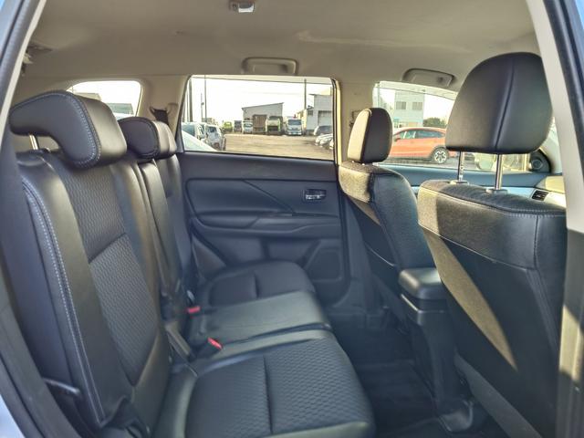 アウトランダーＰＨＥＶ Ｇナビパッケージ　４ＷＤ　ＳＤナビ　フルセグＴＶ　リアカメラ　スマートキー　ＨＩＤヘッドライト　衝突軽減ブレーキ　シートヒーター　Ｂｌｕｅｔｏｏｔｈ　クルコン　純正１８インチアルミ　ＥＴＣ（40枚目）