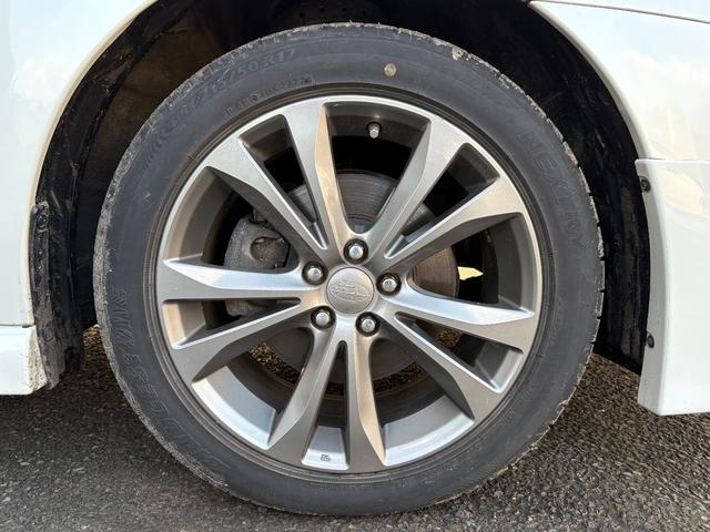 レガシィツーリングワゴン ２．５ｉ　Ｂスポーツアイサイト　４ＷＤ　ＳＤナビ　フルセグＴＶ　リアカメラ　スマートキー　ＨＩＤヘッドライト　衝突軽減ブレーキ　前後ドラレコ　Ｂｌｕｅｔｏｏｔｈ　クルコン　純正１７インチアルミ　ＥＴＣ（17枚目）