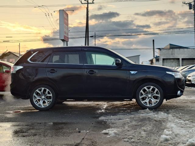 ★オンライン商談は実際に店舗でお車をご覧いただく事と同じようにお車の詳細を営業スタッフとやりとりしながら確認頂けます。気になる箇所はリアルタイムでご覧いただけますので安心して車選びが出来ます。