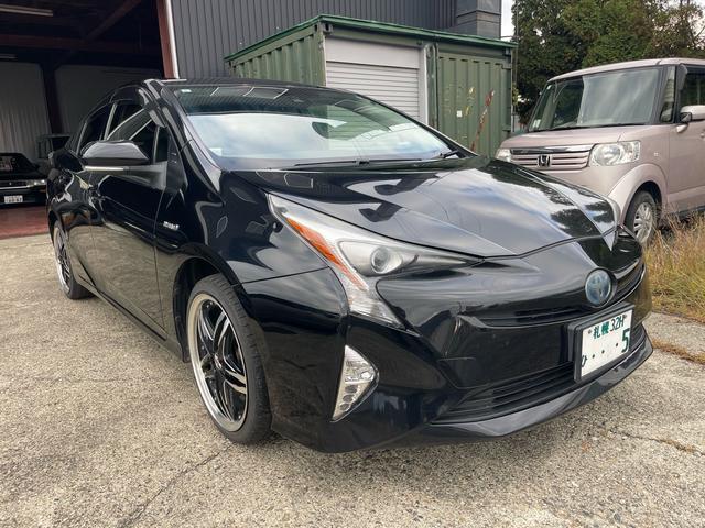 プリウス S 社外18インチAW 社外エンジンスターター 社外ナビTV Bカメラ トヨタセーフティセンス 字光式ナンバー 純正ドアバイザー(3枚目)