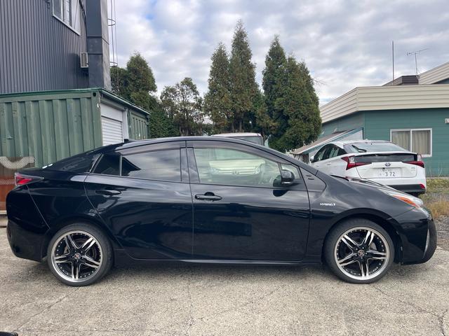 プリウス S 社外18インチAW 社外エンジンスターター 社外ナビTV Bカメラ トヨタセーフティセンス 字光式ナンバー 純正ドアバイザー(4枚目)