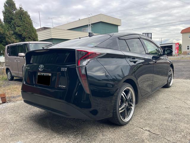 プリウス S 社外18インチAW 社外エンジンスターター 社外ナビTV Bカメラ トヨタセーフティセンス 字光式ナンバー 純正ドアバイザー(5枚目)