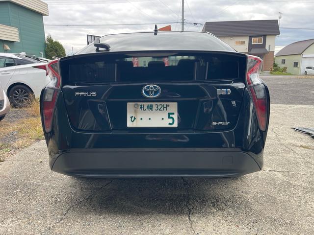 プリウス S 社外18インチAW 社外エンジンスターター 社外ナビTV Bカメラ トヨタセーフティセンス 字光式ナンバー 純正ドアバイザー(6枚目)