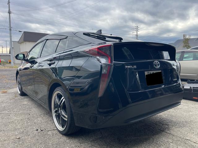 プリウス S 社外18インチAW 社外エンジンスターター 社外ナビTV Bカメラ トヨタセーフティセンス 字光式ナンバー 純正ドアバイザー(7枚目)