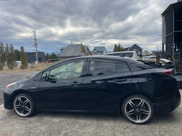 プリウス S 社外18インチAW 社外エンジンスターター 社外ナビTV Bカメラ トヨタセーフティセンス 字光式ナンバー 純正ドアバイザー(8枚目)