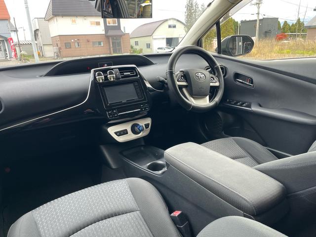 プリウス S 社外18インチAW 社外エンジンスターター 社外ナビTV Bカメラ トヨタセーフティセンス 字光式ナンバー 純正ドアバイザー(9枚目)