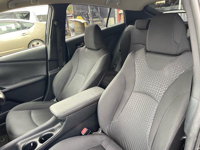 プリウス S 社外18インチAW 社外エンジンスターター 社外ナビTV Bカメラ トヨタセーフティセンス 字光式ナンバー 純正ドアバイザー(10枚目)