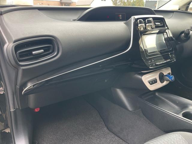 プリウス S 社外18インチAW 社外エンジンスターター 社外ナビTV Bカメラ トヨタセーフティセンス 字光式ナンバー 純正ドアバイザー(12枚目)