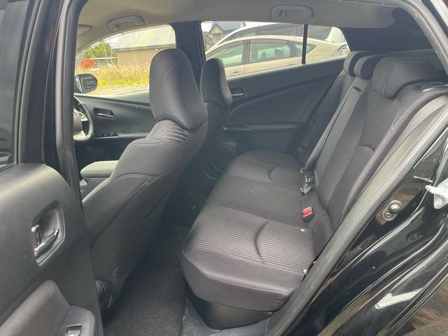 プリウス S 社外18インチAW 社外エンジンスターター 社外ナビTV Bカメラ トヨタセーフティセンス 字光式ナンバー 純正ドアバイザー(13枚目)